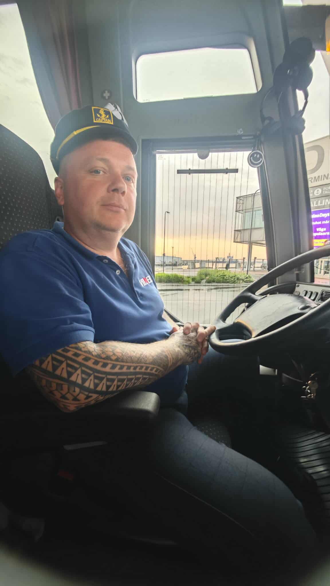 Tata za kierownicą autobusu